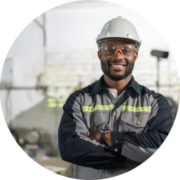 Eletricista em Guarulhos SP realizando troca de disjuntor de aquecedor de água