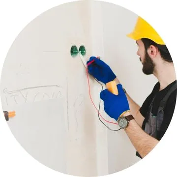 Eletricista em Guarulhos realizando manutenção elétrica em comércio local