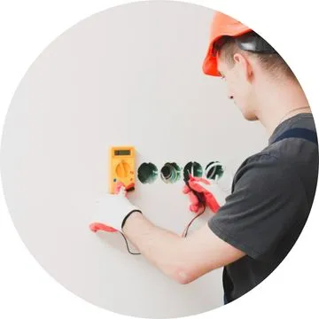 Eletricista em Guarulhos corrigindo curto-circuito em tomada residencial