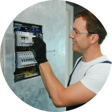 Eletricista em Guarulhos chegando rapidamente para atendimento emergencial