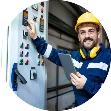 Eletricista industrial em Guarulhos trabalhando em sistema elétrico industrial