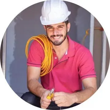 Eletricista residencial em Guarulhos realizando serviço elétrico em residência